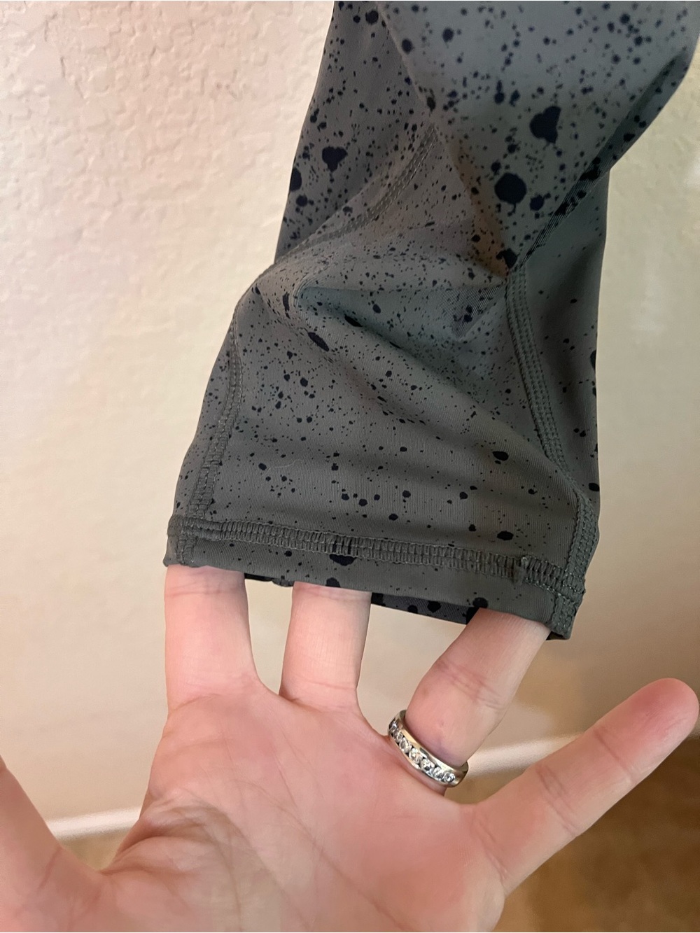 Vuori Women's Stride Legging EUC size small green with black splatter - Picture 7 of 9